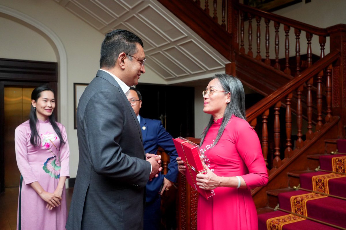M U M Ali Sabry (@alisabrypc) on Twitter photo I bid farewell to the Ambassador of #Vietnam to Sri Lanka HE Ho Thi Thanh Truc this evening as her tenure comes to an end. I appreciate her efforts towards strengthening the bilateral relationship between our two nations and I wish her well <a href="/MOFAVietNam/">Viet Nam Diplomacy</a> <a href="/MFA_SriLanka/">MFA SriLanka 🇱🇰</a> I bid farewell to the Ambassador of #Vietnam to Sri Lanka HE Ho Thi Thanh Truc this evening as her tenure comes to an end. I appreciate her efforts towards strengthening the bilateral relationship between our two nations and I wish her well <a href="/MOFAVietNam/">Viet Nam Diplomacy</a> <a href="/MFA_SriLanka/">MFA SriLanka 🇱🇰</a>