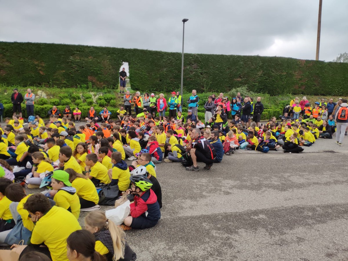 jan_dybing's tweet photo. Départ 30eme Traversée de la Drôme à vélo en présence de Jérôme Vandenabeele  Directeur @usepnationale 
470 enfants 21 classes 215 km de Hauterives à Buis Les Baronnies 
Émission @RadioMega26 en direct
#srav #educationmedias https://t.co/0Ohe3UFFT9