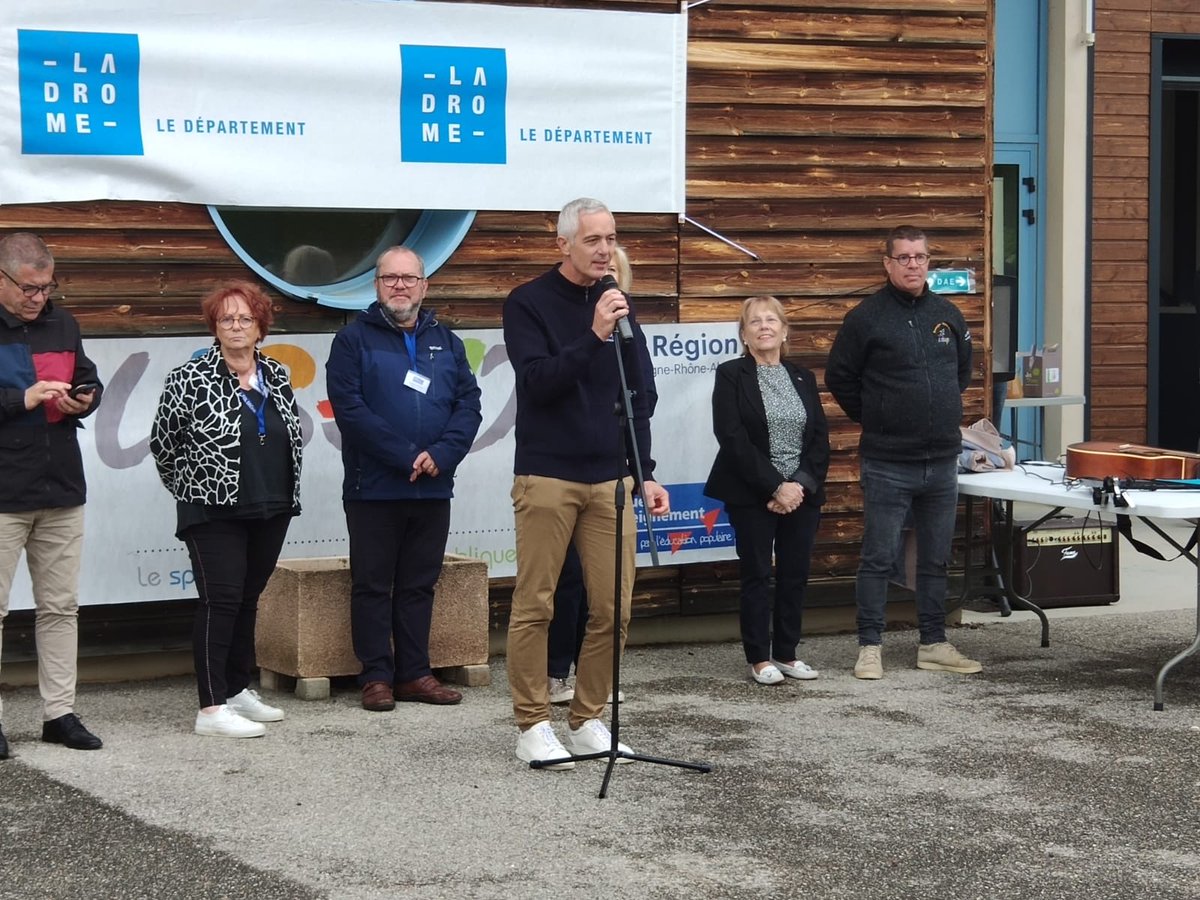 jan_dybing's tweet photo. Départ 30eme Traversée de la Drôme à vélo en présence de Jérôme Vandenabeele  Directeur @usepnationale 
470 enfants 21 classes 215 km de Hauterives à Buis Les Baronnies 
Émission @RadioMega26 en direct
#srav #educationmedias https://t.co/0Ohe3UFFT9