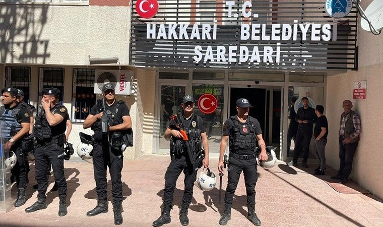 cumhuriyetgzt1's tweet photo. Hakkari'de kayyuma 'gerekçe' olan davanın savcısı, 'FETÖ firarileri' listesinden çıktı
https://t.co/k38SzL3yT5 https://t.co/GfMxGxrjTi
