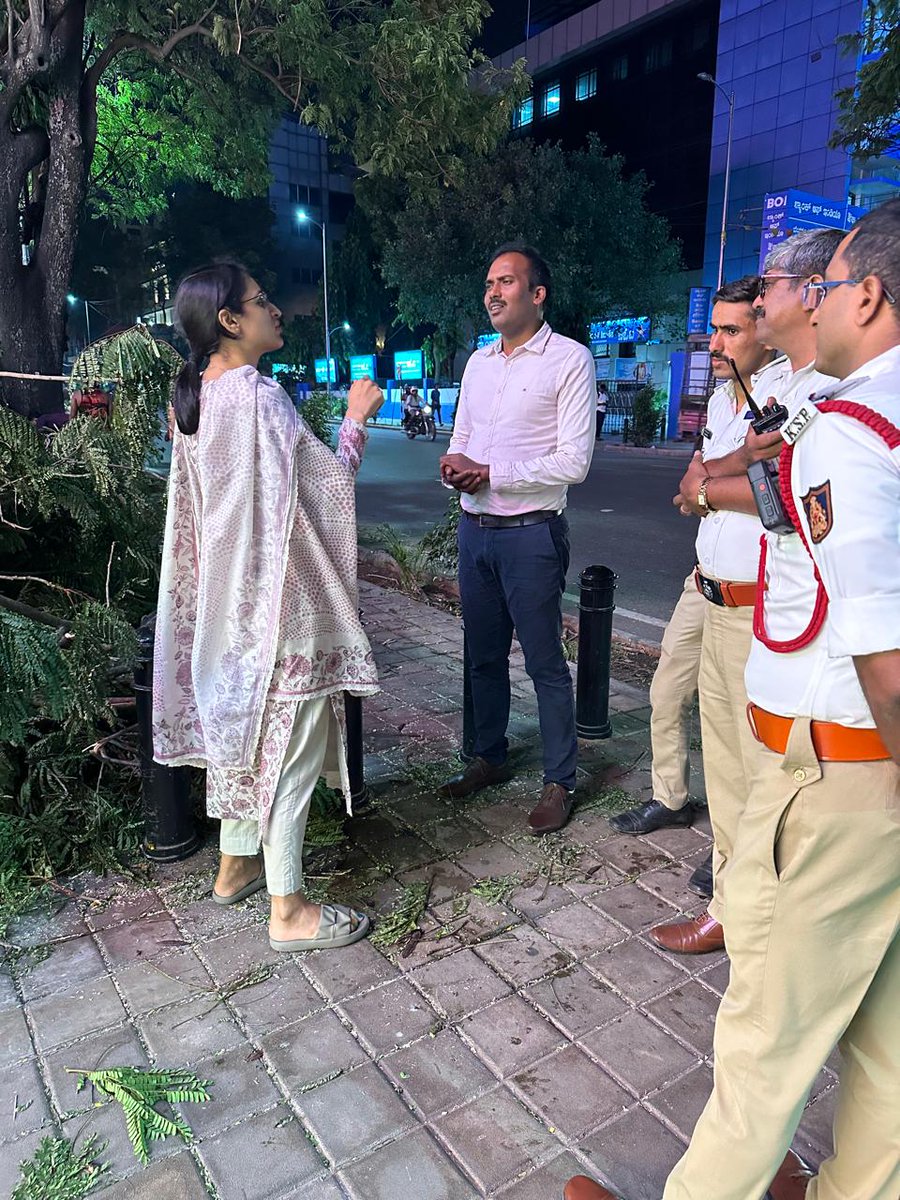 BCCCofficial's tweet photo. BBMP Special Commissioner (Forest, Environment and climate change) inspected tree cutting works in west zone and instructed to clear all tree branches on footpaths soon.
#BBMPCares #bruhatbengalurumahanagarapalike #bengaluru #bbmpforest #BengaluruRains @BBMPCOMM @BBMPSplHealth https://t.co/AhiT38W686