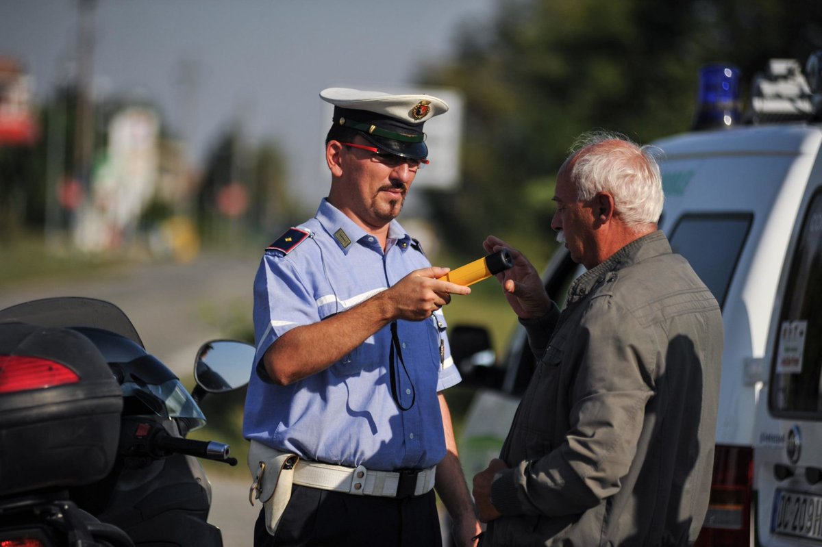 lacittanews's tweet image. Nuova sentenza della Cassazione: lo stato d'ebbrezza e l'ubriachezza si possono accertare anche senza alcoltest, bastano elementi obiettivi e sintomatici   3 Giugno 2024 - 16:00    Un’altra sentenza della Corte di Cassazione, dopo quella #Alcoltest
lacittanews.it/cassazione-ubr…