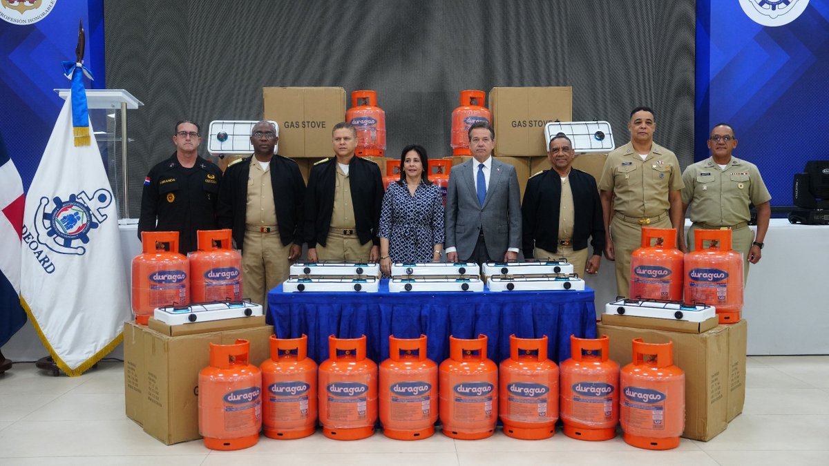 itobisono's tweet photo. Realizamos la entrega de 300 estufas y 300 tanques de gas a la Asociación de Esposas de Oficiales de la Armada de la República Dominicana (ADEOARD), liderada por  la Sra. Rosa Amelia Sánchez de Morillo, como parte de nuestro programa de aportes para las familias de quienes protegen nuestras fronteras.

📲@ArmadaRepDom⚓️🚢🇩🇴