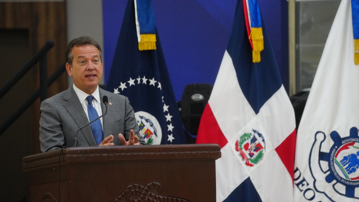 itobisono's tweet photo. Realizamos la entrega de 300 estufas y 300 tanques de gas a la Asociación de Esposas de Oficiales de la Armada de la República Dominicana (ADEOARD), liderada por  la Sra. Rosa Amelia Sánchez de Morillo, como parte de nuestro programa de aportes para las familias de quienes protegen nuestras fronteras.

📲@ArmadaRepDom⚓️🚢🇩🇴