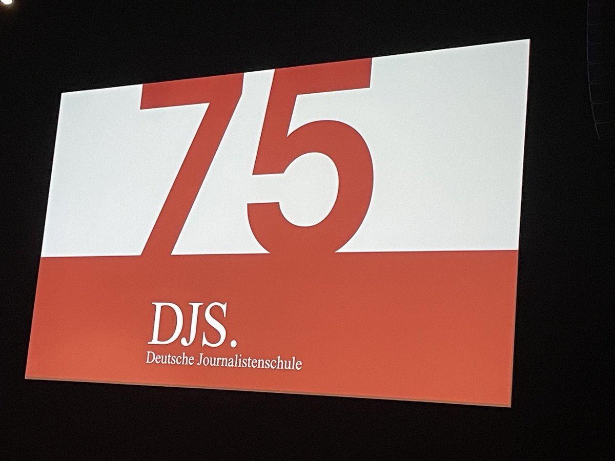 Baernfelserin's tweet photo. 75 Jahre #DJS: Olaf #Scholz mit einer arttypischen Scholz-Rede - frei vorgetragen. Essenz: Journalismus wichtig zur Orientierung, als Hilfe zum Selbstdenken und für die Demokratie. Appell für mehr Diversität in den Redaktionen - und auch: gegen „Eindampfen auf 80 Zeilen“ https://t.co/t9M0ZU4WRD