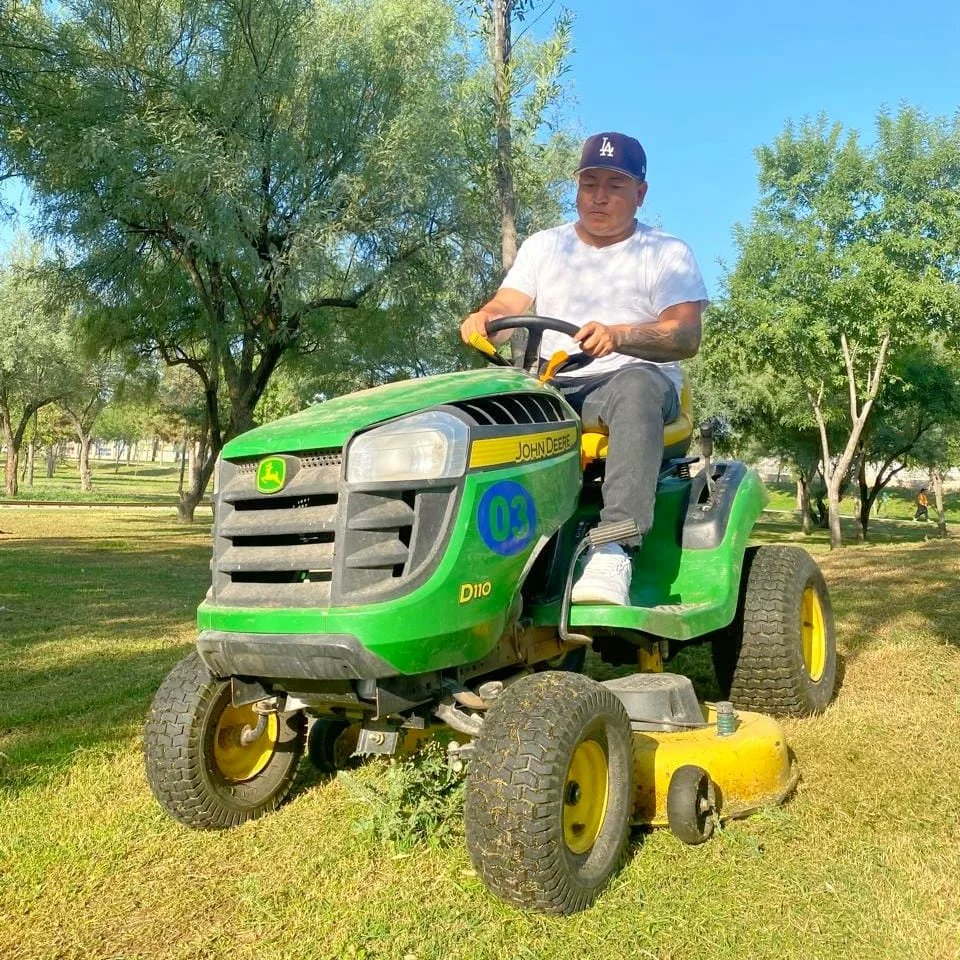 Iniciamos una nueva semana cuidando de las áreas verdes en el Bosque Urbano 🌳 

💧 Recuerda mantenerte bien hidratado y evitar las actividades físicas al aire libre en horas de alta intensidad solar 🌞