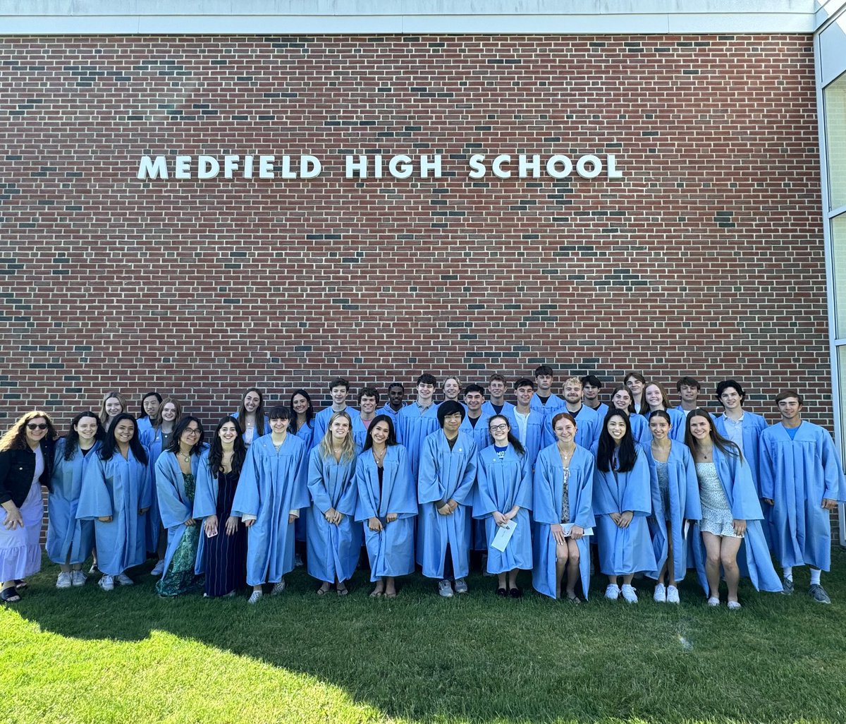 Congratulations to our 35 seniors who earned the Massachusetts Seal of Biliteracy-we are so proud! ⁦<a href="/MedfieldHS/">Robert Parga</a>⁩ #medfieldps ⁦<a href="/JeffreyJMarsden/">Jeffrey Marsden</a>⁩ #2024