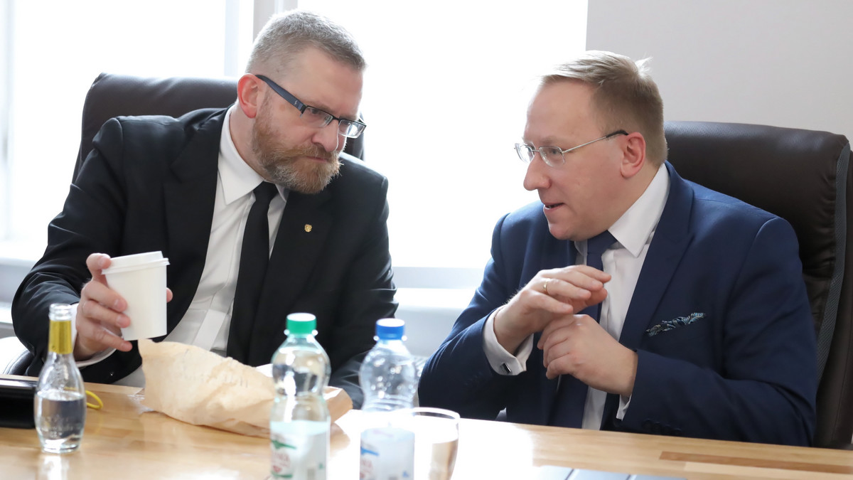 ZespolBrauna's tweet photo. 29 maja - Stanowski robi sobie foty z Konfokacapami na evencie Mentzena

3 czerwca - Stanowski zaprasza do siebie na Kanał Moralne Zero ruskiego agenta Sykulskiego

Uwielbiam przypadki, zawsze zaskakują https://t.co/Hfu9a3aTrc