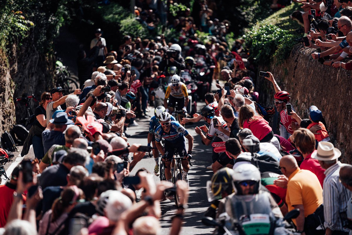 giroditalia's tweet photo. Every year we experience thousands of kilometres of emotions, gather millions of hearts, celebrate the courage of champions, show the great beauty of our country, promote social projects, spread educational, sustainable and inclusive values.

Today, on World Cycling Day, we celebrate the infinite love that unites us all: the bicycle! 🌍🚴‍♂️💫

#WorldBicycleDay #GirodItalia