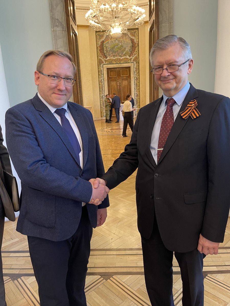 ZespolBrauna's tweet photo. 29 maja - Stanowski robi sobie foty z Konfokacapami na evencie Mentzena

3 czerwca - Stanowski zaprasza do siebie na Kanał Moralne Zero ruskiego agenta Sykulskiego

Uwielbiam przypadki, zawsze zaskakują https://t.co/Hfu9a3aTrc