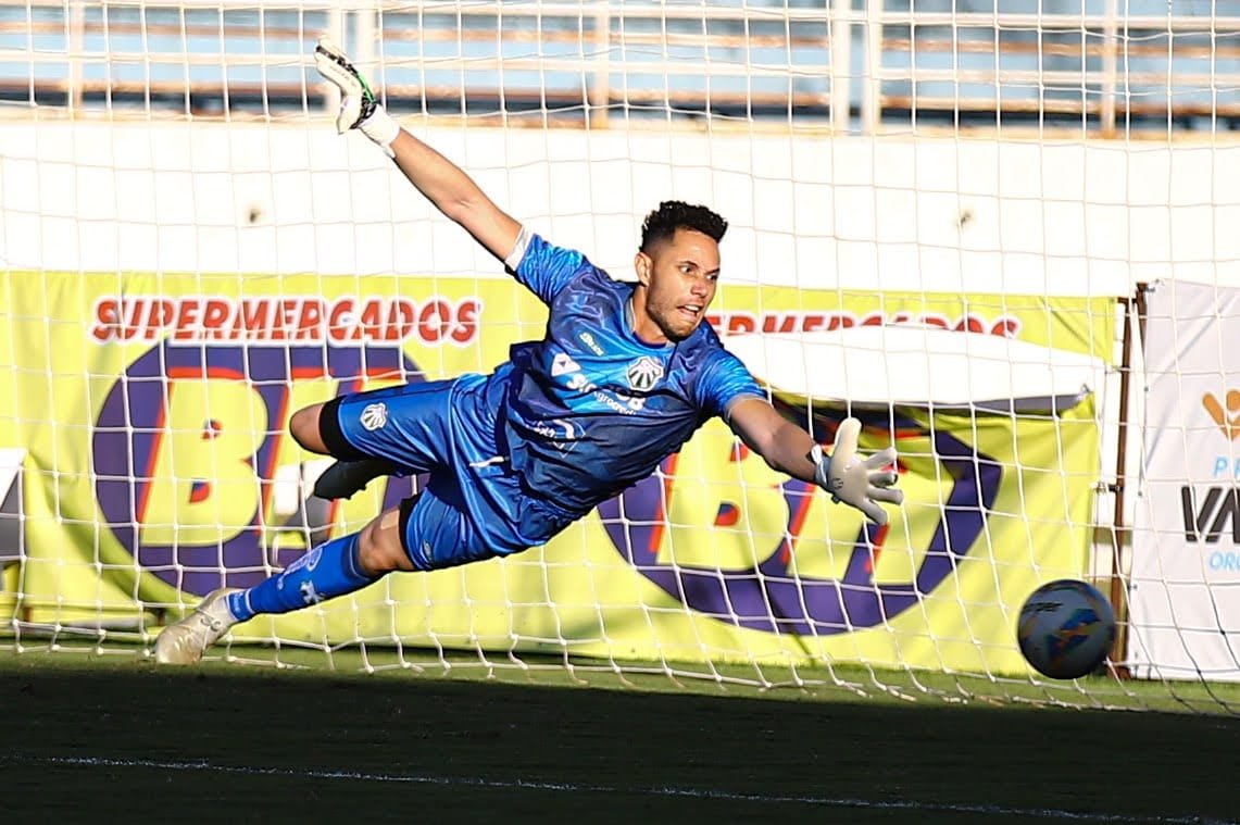 intermediosport's tweet photo. O goleiro @omar_reis é o arqueiro menos vazado do @mineiromodulo2.

A @caldenseclube têm apenas dois gols sofridos na competição, tendo, assim, a melhor defesa do #CampeonatoMineiro.

🧤 ❌ 🥅 https://t.co/Xei5u9JgV4