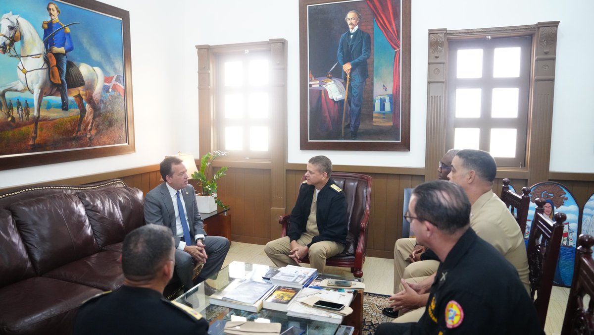 itobisono's tweet photo. En marco de esta entrega, fuimos recibidos por el vicealmirante, Agustín Morillo Rodríguez, Comandante General de la @ArmadaRepDom, con quien conversamos sobre las iniciativas que hemos desarrollado de manera conjunta en la lucha contra el comercio ilegal de productos regulados, y aprovechamos para firmar el libro de visitas, acto que nos enorgullece por la gran labor que realiza la armada en defensa de nuestra soberanía.⚓️🚢🇩🇴💪