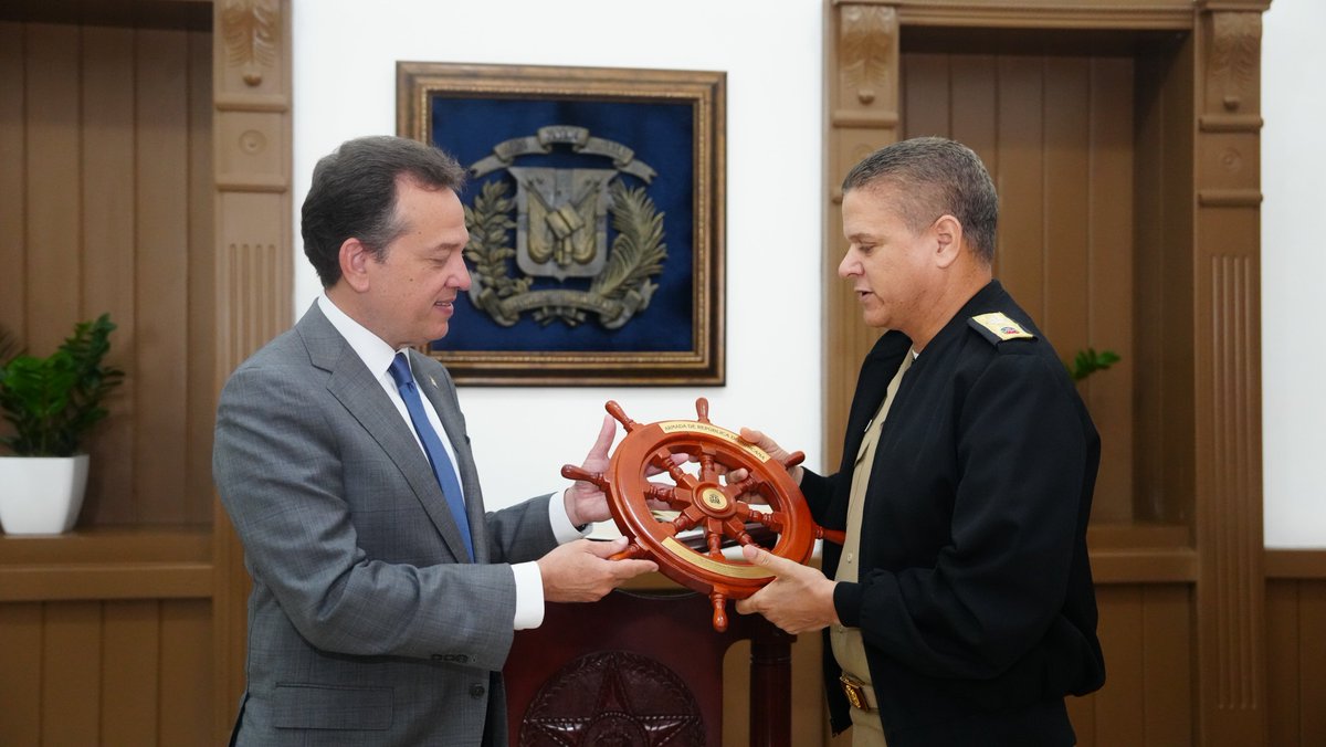 itobisono's tweet photo. En marco de esta entrega, fuimos recibidos por el vicealmirante, Agustín Morillo Rodríguez, Comandante General de la @ArmadaRepDom, con quien conversamos sobre las iniciativas que hemos desarrollado de manera conjunta en la lucha contra el comercio ilegal de productos regulados, y aprovechamos para firmar el libro de visitas, acto que nos enorgullece por la gran labor que realiza la armada en defensa de nuestra soberanía.⚓️🚢🇩🇴💪