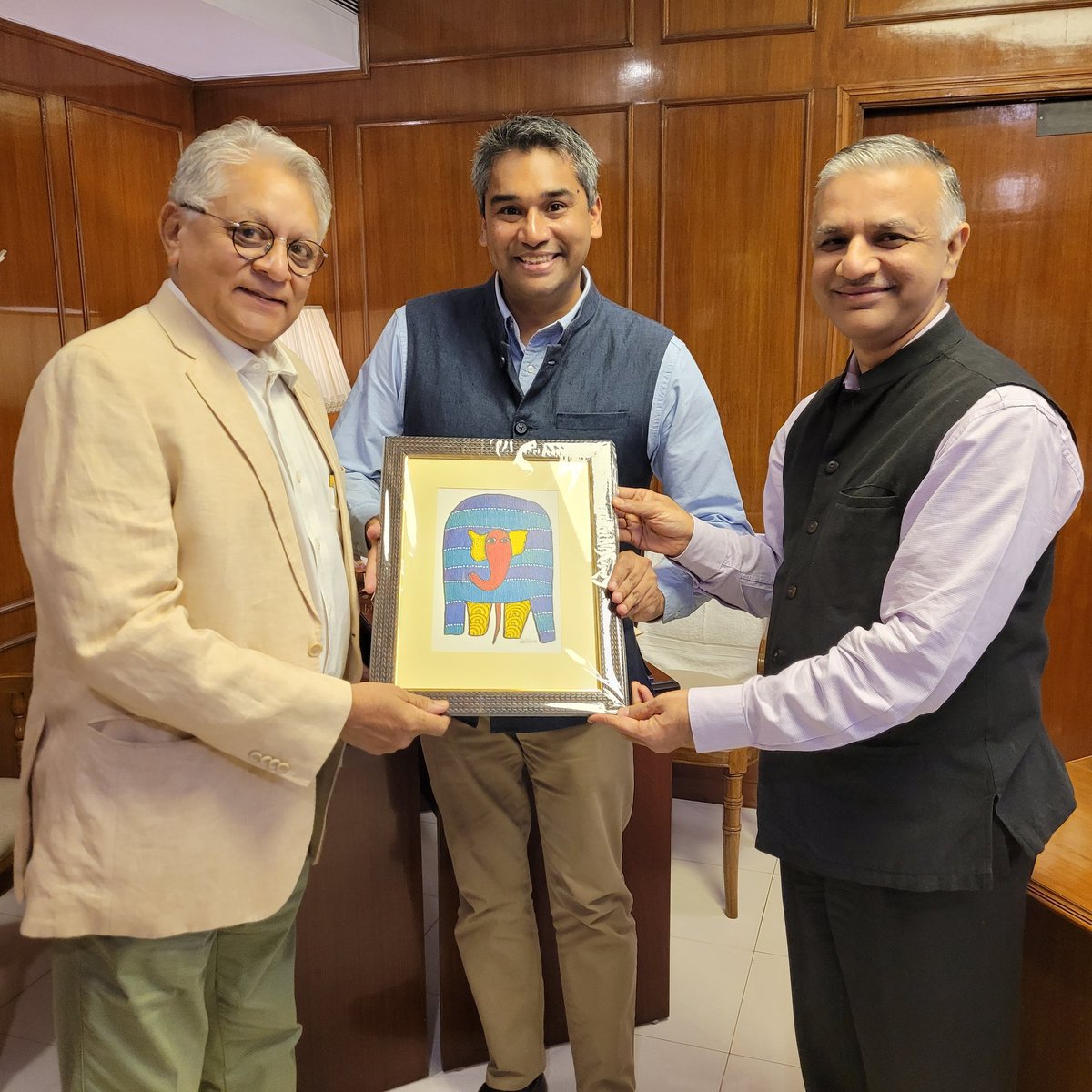 RIS_NewDelhi's tweet photo. RIS hosted Dr @Rudra_81 Director @CarnegieIndia at the #CEOSpeak Series for an interaction with RIS Faculty
We thank him for an insightful/lively discourse on #TechSecurity & Digital Public Infrastructure #DPI. Also thank RIS Faculty for active exchange of views @Sachin_Chat https://t.co/PudZiEDOQi