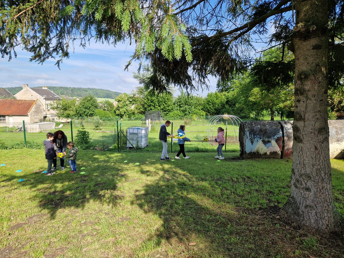 #éducation Relai 8 Les élèves de QUIERZY ont apporté la flamme à CAMELIN. De la PS au CM2, ils ont partagé des ateliers sportifs et coopératifs  dans le respect et l'amitié #valeursOlympisme <a href="/DSDEN_Aisne/">DSDEN de l'Aisne</a> <a href="/FabienPle/">Fabien Ple</a> <a href="/CPD02EPS/">CPD02 EPS</a>