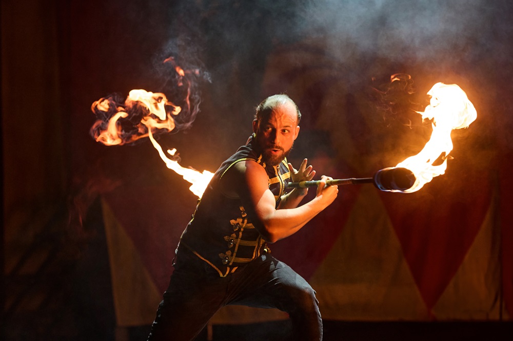 mygazette's tweet photo. Headed to @CurveLeicester over the weekend to see Cirque - The Greatest Show. "Impressive live in your face entertainment" says our review https://t.co/pb94GLXPy2 #leicester #westernpark #westcotes #newparks #braunstone #newfoundpool #woodgate https://t.co/ZboCdXdj1L