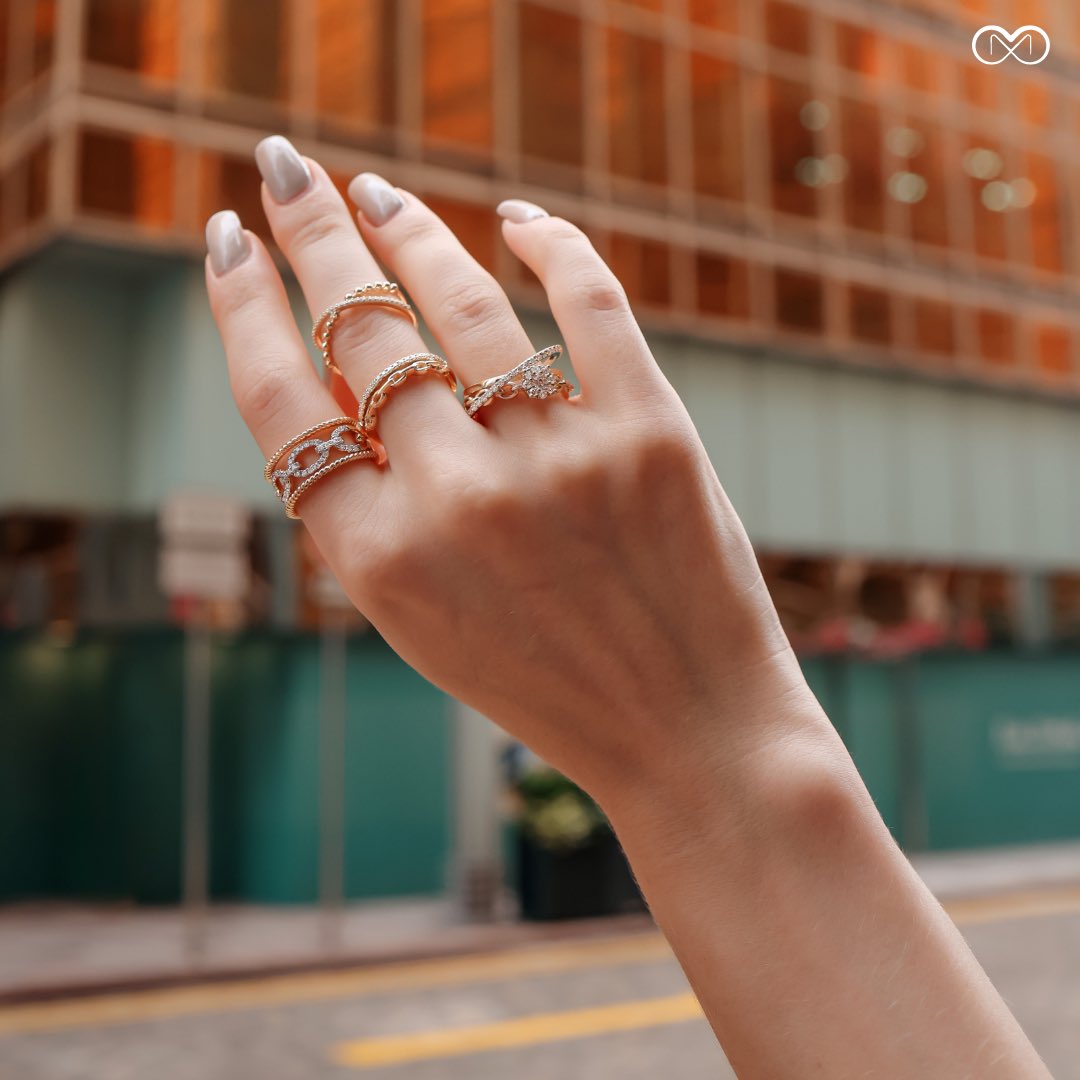 Meta_Jewelry's tweet photo. Glam up your fingers with a little bling ✨

#diamondrings #jewelry #rings #diamondrings #metajewelry #statementpieces #diamondjewelry #diamonds #perfectringstack #finediamondjewelry #newdesigns #ringbands https://t.co/Zq58qSmotX