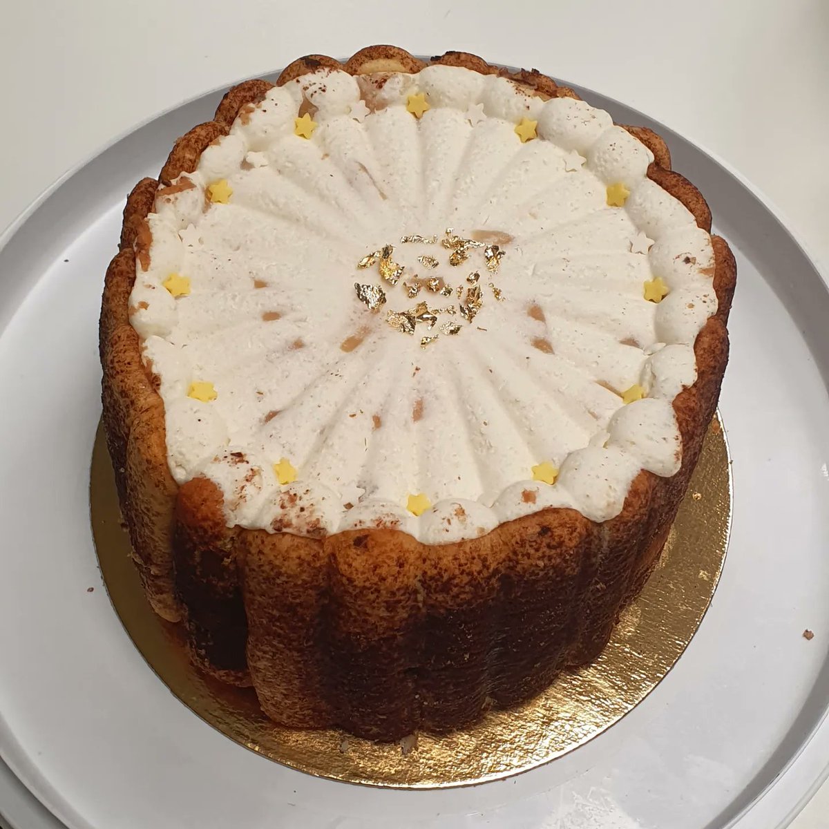 quooking's tweet photo. Enfin de retour le lundi à 18h après une bonne période d'absence ! 😋
Pour aujourd'hui, je vous partage ma 1ère charlotte poire/chocolat pour bien commencer la semaine
Une association indémodable qui fait toujours plaisir 🍐🍫

#charlotte #poirechocolat #pastrylover #feuilledor https://t.co/zEyrkutB8D