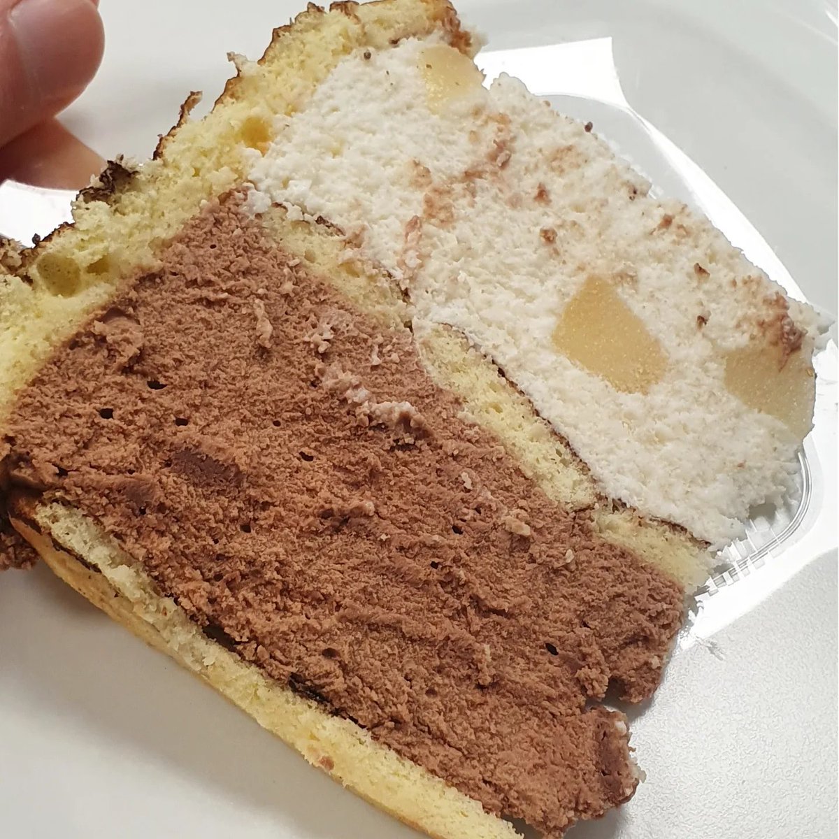 quooking's tweet photo. Enfin de retour le lundi à 18h après une bonne période d'absence ! 😋
Pour aujourd'hui, je vous partage ma 1ère charlotte poire/chocolat pour bien commencer la semaine
Une association indémodable qui fait toujours plaisir 🍐🍫

#charlotte #poirechocolat #pastrylover #feuilledor https://t.co/zEyrkutB8D