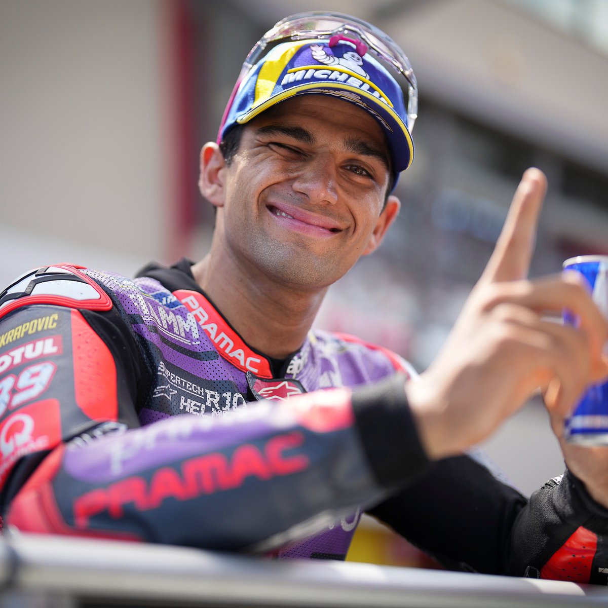 DAZN_ES's tweet photo. ¡BOMBA EN #MotoGP! Jorge Martín ficha por APRILIA 💥 

📌 Dejará de pilotar una Ducati en el Pramac Racing para llegar a la fábrica de Noale como sustituto de Aleix Espargaró https://t.co/pcnk6Guhc4