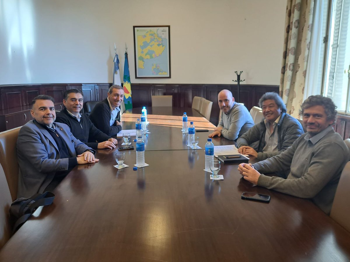 chubyleguizamon's tweet photo. Nos reunimos con integrantes de @monapybsas nos plantearon los problemas que van a tener las pymes de la provincia de aprobarse el proyecto que busca multiplicar los costos acarreados en los despidos, imposibilitando la nueva contratación de empleados.
Les contamos que el bloque PRO votará en contra. 
Siempre vamos a estar para acompañar a los que invierten.
No entendemos la lógica de ponerle el pie en la cabeza a los privados.