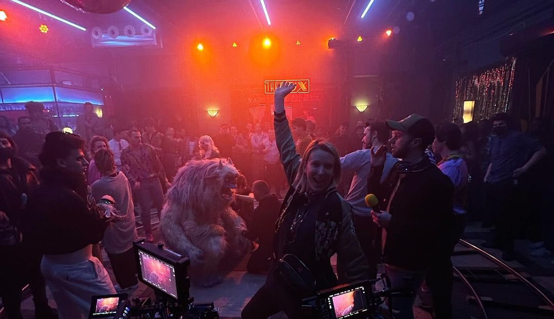SmilingBenedict's tweet photo. DOP Benedict Spence breaks down the 'Gloria' dance scene with a short bts clip of Benedict &amp; Olly (Vincent &amp; Eric)  dancing. Lucy was keen to have a real moment so the two had been rehearsing for some time. Check out the post for more details https://t.co/pRWsZGyAcX https://t.co/CIKCP0pEtZ