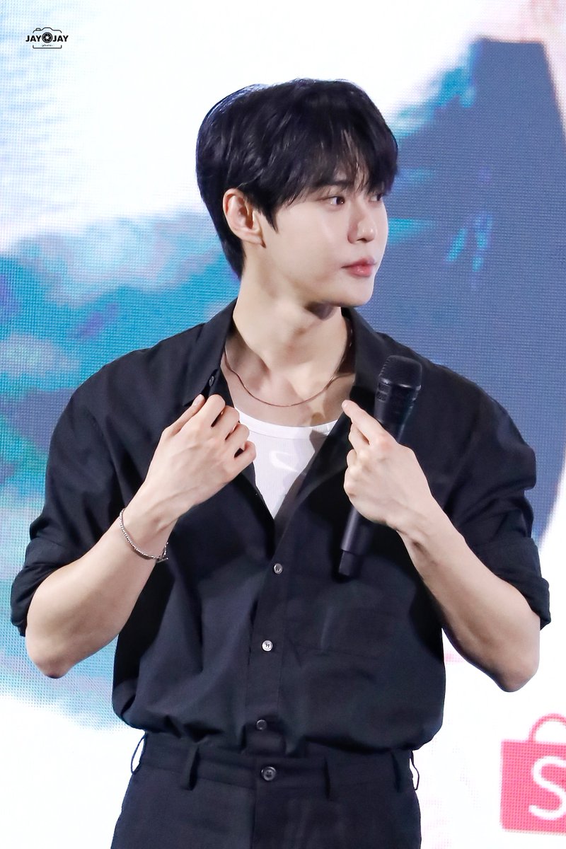 ฮืออ รักเค้า

#หิ่งห้อยโดยองส่องแสงที่ไทย
#DOYOUNG
#ShopeexDOYOUNG_FansignandEvent
#ShopeeFansignEventxDOYOUNG