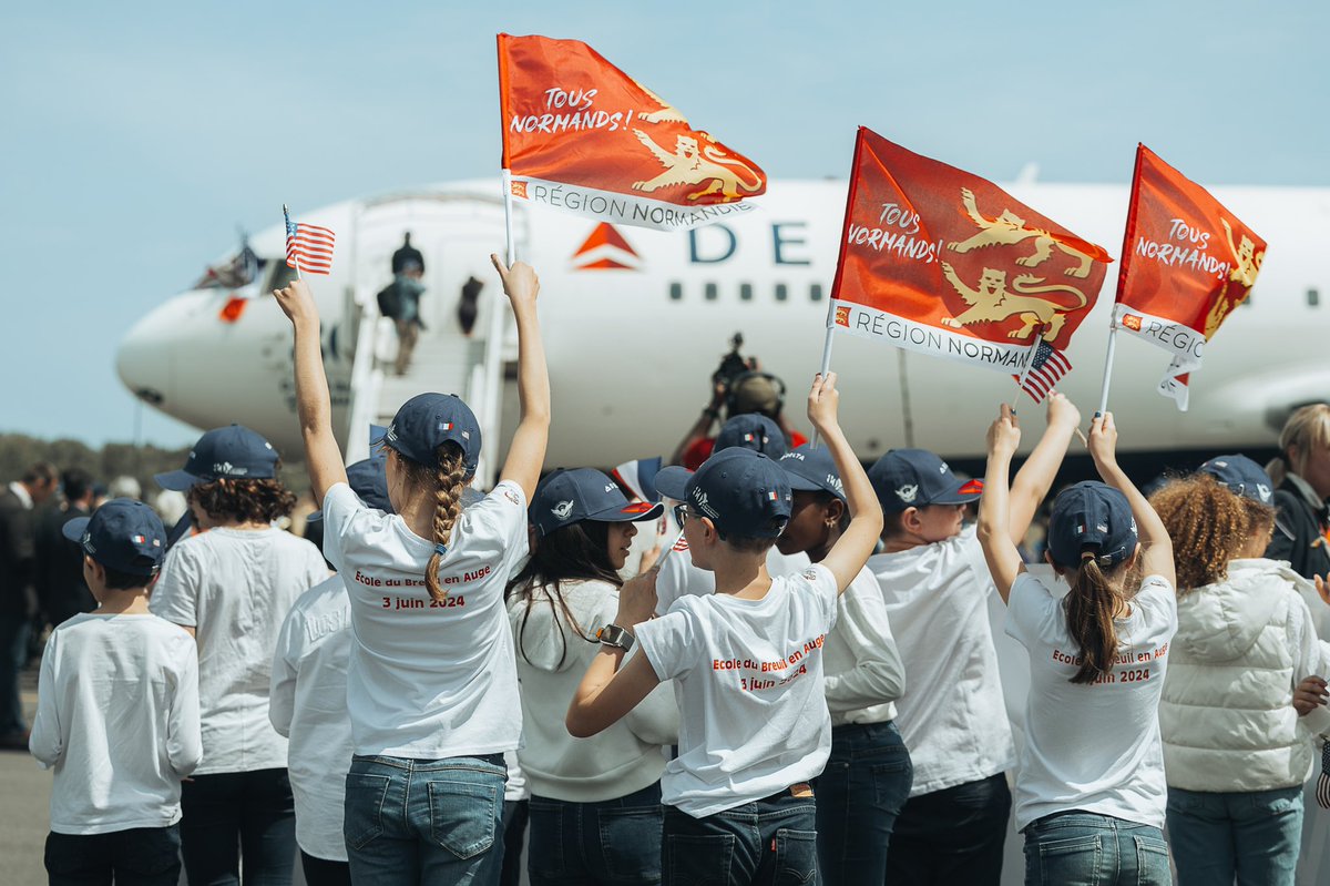RegionNormandie's tweet photo. Les #vétérans américains sont arrivés en #Normandie ! 👋🕊️
 
48 vétérans ont atterri à l'aéroport de Deauville avec un avion spécialement affrété d'Atlanta par la compagnie @Delta. ✈️ Ils participeront toute la semaine aux commémorations et festivités dans le cadre du #DDAY80. https://t.co/c5UTFq84ul