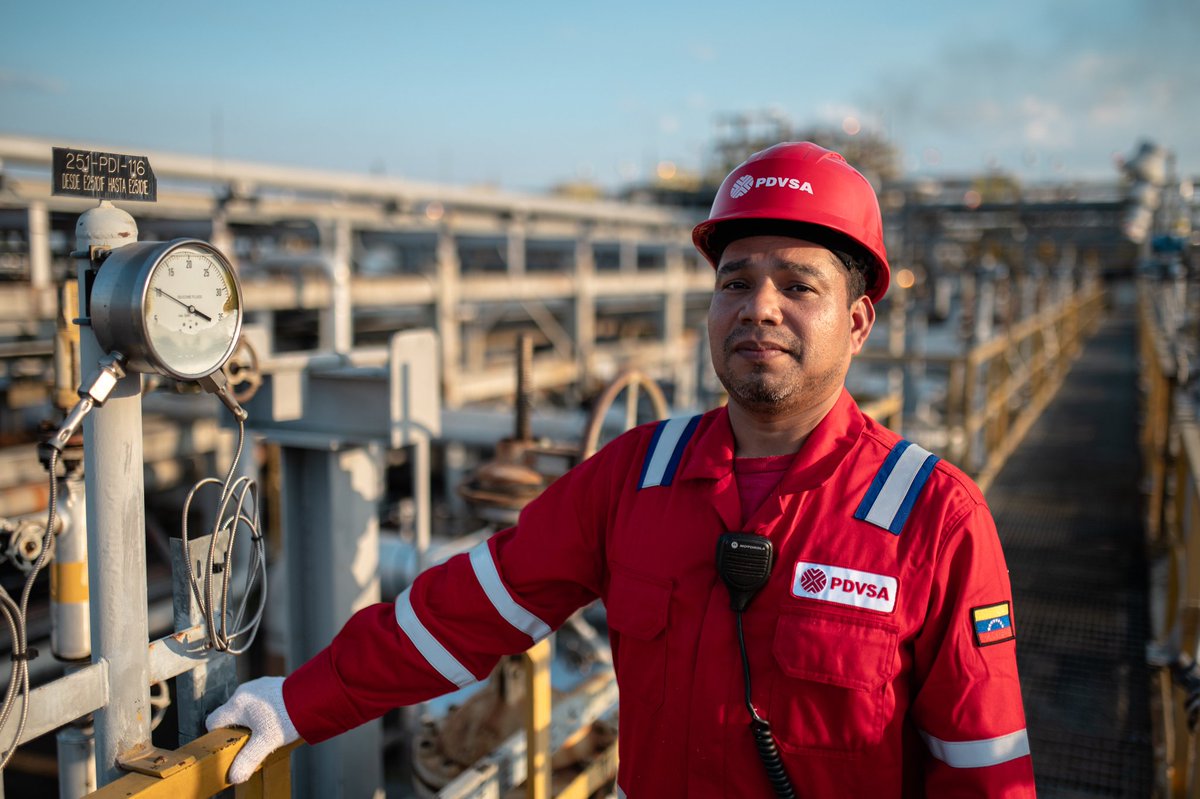 PDVSA's tweet photo. La remoralización de la fuerza laboral ha sido un aspecto esencial en el reimpulso de la industria petrolera venezolana. 

PDVSA ha implementado estrategias integrales para fortalecer el espíritu de equipo, la ética y el sentido de pertenencia entre sus trabajadores. https://t.co/TpC6HmKPHR