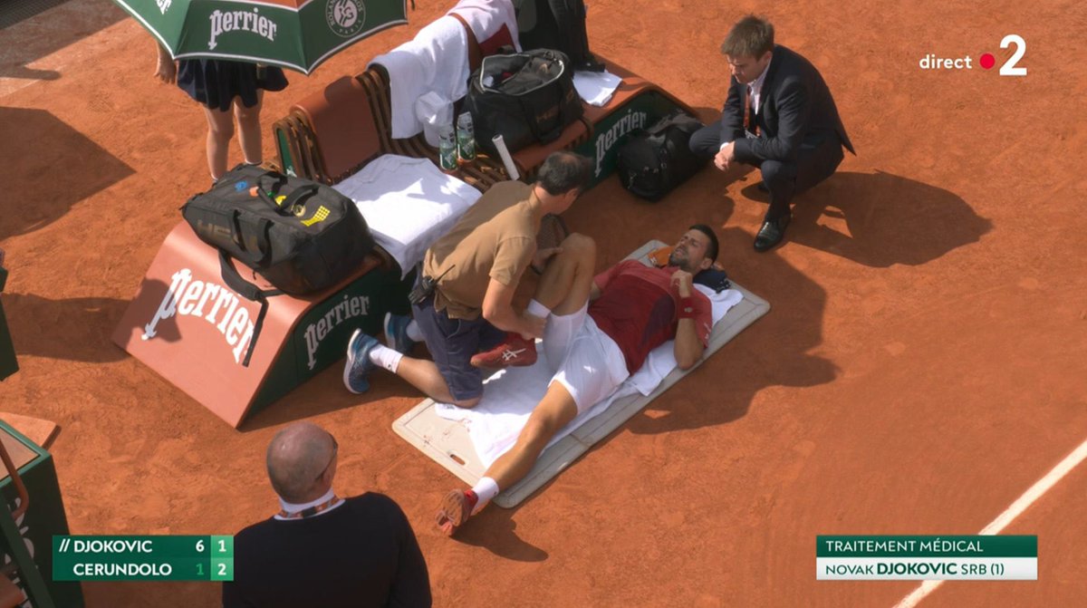 BenoitMaylin's tweet photo. Le genou qui grince, le kiné, le terrain qu’il trouve trop glissant, et Cerundolo qui en profite pour revenir à 1 set partout en 2h, Djokovic est parti pour vivre une belle après-midi de galérien.
Mais il est revenu tellement de fois de l’enfer, qu’on ne le voit pas perdre. https://t.co/T0dEDTIDRB