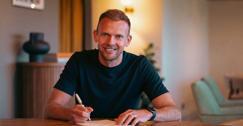 BlackpoolFC's tweet photo. ✍️ Blackpool Football Club is delighted to announce the permanent signing of Jordan Rhodes on a 12-month contract.

The forward will link up with the Club upon the expiry of his deal at Huddersfield Town.

🍊#UTMP
