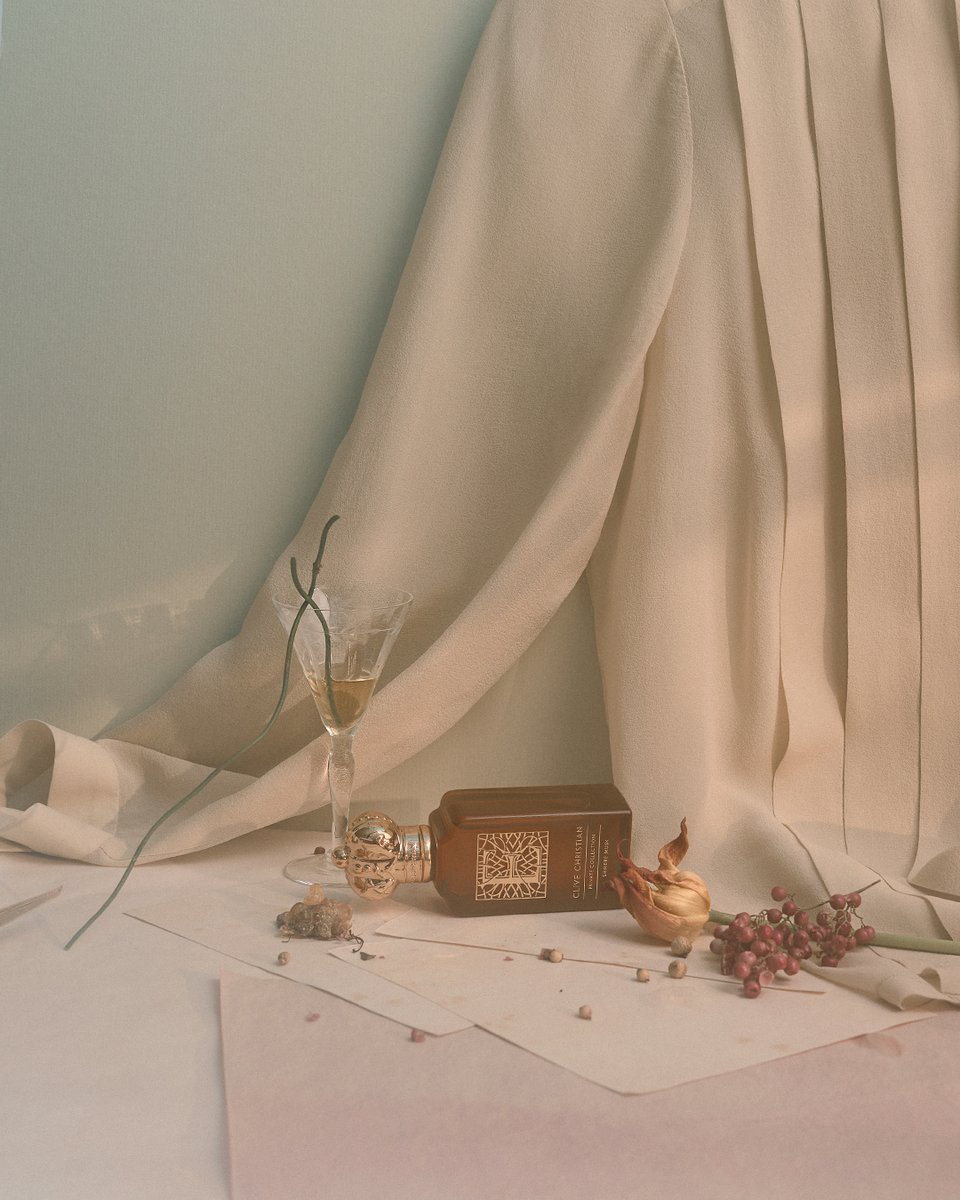 ClivePerfume's tweet photo. A scented embrace that delicately envelops the senses, like the touch of soft cashmere on bare skin. E Cashmere Musk gracefully unfolds into a warm, unforgettable hug, offering an adventure of calm and comfort. #ThePoetryOfPerfume #CliveChristianPerfume
https://t.co/LCjkNeYdke https://t.co/6zDN93ceWE
