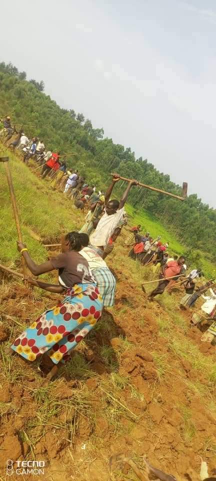 GitegaVuturaa's tweet photo. Ni iterambere riva ku mwenegihugu rikamusubirako. Bagiwe imbere na Musitanteri @GitegaCommune Dr Jacques NDUWIMANA avuka ku mutumba #Mugutu, kuruyo 1/6/2024, haratunganijwe ibikorwa rusangi kuhazokwubakwa ivuriro kw'uwo mutumba, rikaba ririko riratunganywa ku bw'inguvu z'imvukira https://t.co/nnIWVriS9t