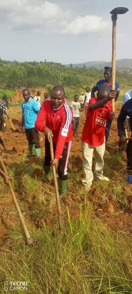 GitegaVuturaa's tweet photo. Ni iterambere riva ku mwenegihugu rikamusubirako. Bagiwe imbere na Musitanteri @GitegaCommune Dr Jacques NDUWIMANA avuka ku mutumba #Mugutu, kuruyo 1/6/2024, haratunganijwe ibikorwa rusangi kuhazokwubakwa ivuriro kw'uwo mutumba, rikaba ririko riratunganywa ku bw'inguvu z'imvukira https://t.co/nnIWVriS9t