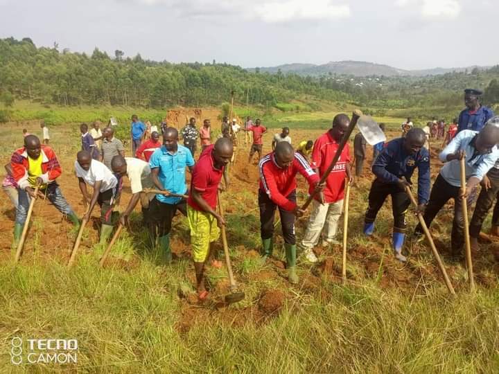 GitegaVuturaa's tweet photo. Ni iterambere riva ku mwenegihugu rikamusubirako. Bagiwe imbere na Musitanteri @GitegaCommune Dr Jacques NDUWIMANA avuka ku mutumba #Mugutu, kuruyo 1/6/2024, haratunganijwe ibikorwa rusangi kuhazokwubakwa ivuriro kw'uwo mutumba, rikaba ririko riratunganywa ku bw'inguvu z'imvukira https://t.co/nnIWVriS9t
