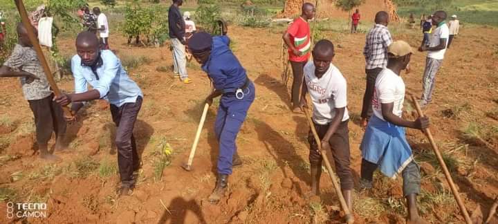 GitegaVuturaa's tweet photo. Ni iterambere riva ku mwenegihugu rikamusubirako. Bagiwe imbere na Musitanteri @GitegaCommune Dr Jacques NDUWIMANA avuka ku mutumba #Mugutu, kuruyo 1/6/2024, haratunganijwe ibikorwa rusangi kuhazokwubakwa ivuriro kw'uwo mutumba, rikaba ririko riratunganywa ku bw'inguvu z'imvukira https://t.co/nnIWVriS9t