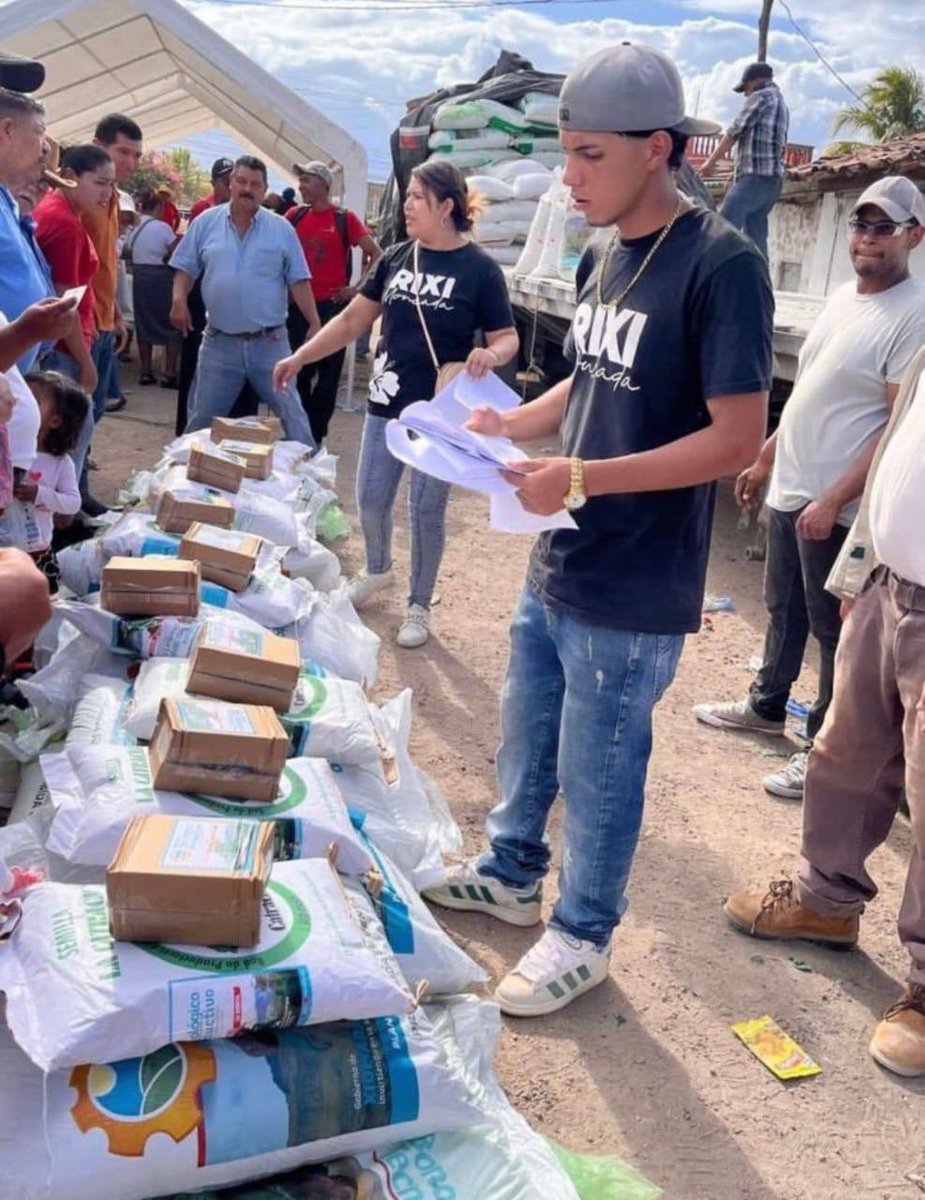 Cuando la desesperación impera, la vergüenza se pierde!!! 
Tremenda falta de respeto la entrega de beneficios del Gobierno de la República de Honduras (es de todos) con publicidad de precandidata presidencial. 
El incumplimiento a la Ley <a href="/UFTFHONDURAS/">UFTF Honduras</a> <a href="/stlcchn/">Transparencia y Lucha Contra la Corrupción</a> obliga actuar de