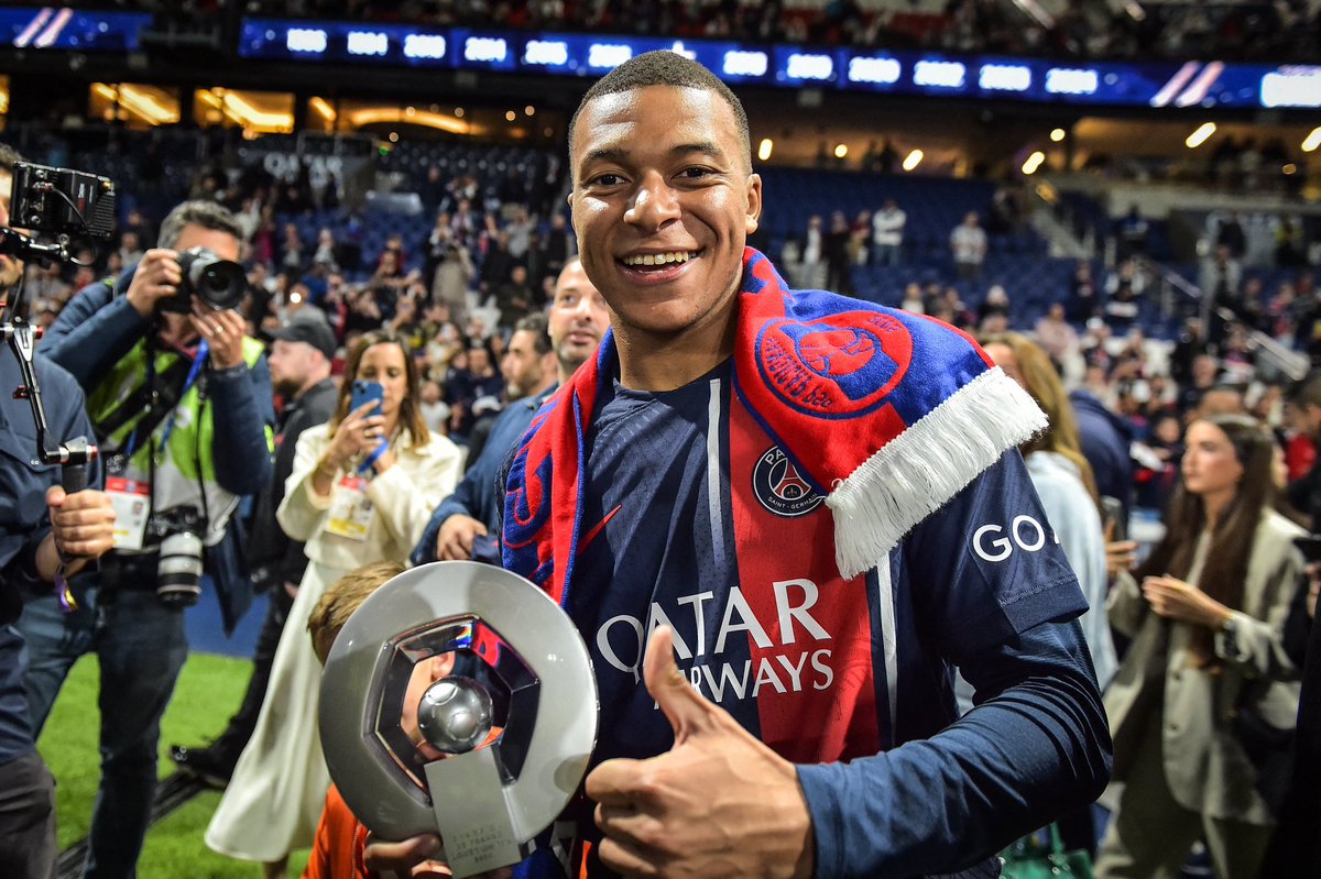 🚨 Kylian Mbappé portera le 𝗡𝗨𝗠𝗘́𝗥𝗢 𝟵 lors de sa première saison avec le Real Madrid. 🤍🇫🇷

Il récupérera ensuite le 𝗡𝗨𝗠𝗘́𝗥𝗢 𝟭𝟬 de Luka Modric lorsque le Croate quittera le club en 2025.

🗞️ <a href="/le_Parisien_PSG/">Le Parisien | PSG</a>