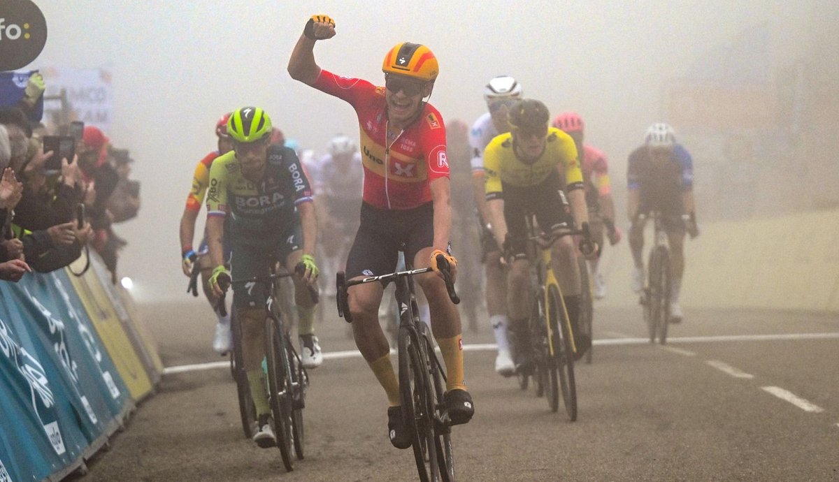 #Dauphiné 🇫🇷. Magnus Cort 🇩🇰 gana en el Col de la Loge y es el nuevo líder del Dauphiné ▶️ Desde la fuga Bruno Armirail rozó la victoria, y el danés del Uno-X la remata en medio de la niebla por delante de Roglic, Jorgenson, Ciccone y Lazkano.
ciclismoafondo.es/competicion/no…