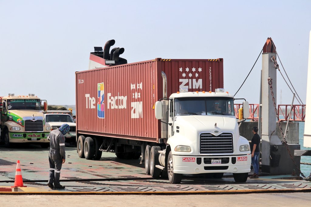 @Bolipuertos_ te brinda servicio y calidad durante la visita al @puerto_Guamache, brindándote la atención necesaria durante tu embarque y desembarque del ferry de carga rodada 🚢 #SanciónCero