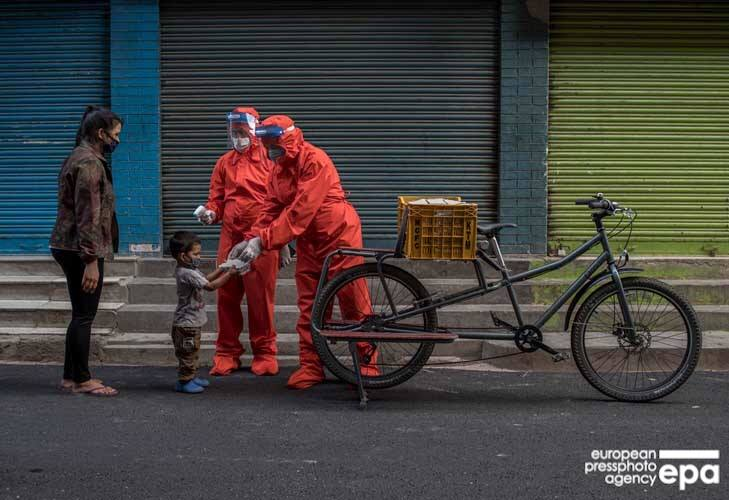 DhakalSaurav's tweet photo. @karkat46 @Bhajumahesh @smadixit @Samaya290 @KarnaliRiders @deependradc @rupajoshi @BhushanTuladhar @ktmcyclecity @CycleSuman @nepalcyclecity @SagarOnta @usapkota @basnyatdev @Online_khabar @baabajee @madhavjee @Storycycle @MaheshwarDhaka1 @gbudhathoki @kanchan_jha @prajdhan @narayanwagle @ShahBalen काेभिडकाे बेला साइकलले मिलेर "ताताे भात" अभियान चलाएका थिए ।
#WorldBicycleDay #03June #2020
EPA-EFE/ @Narendraphoto https://t.co/CIgVTba1zZ