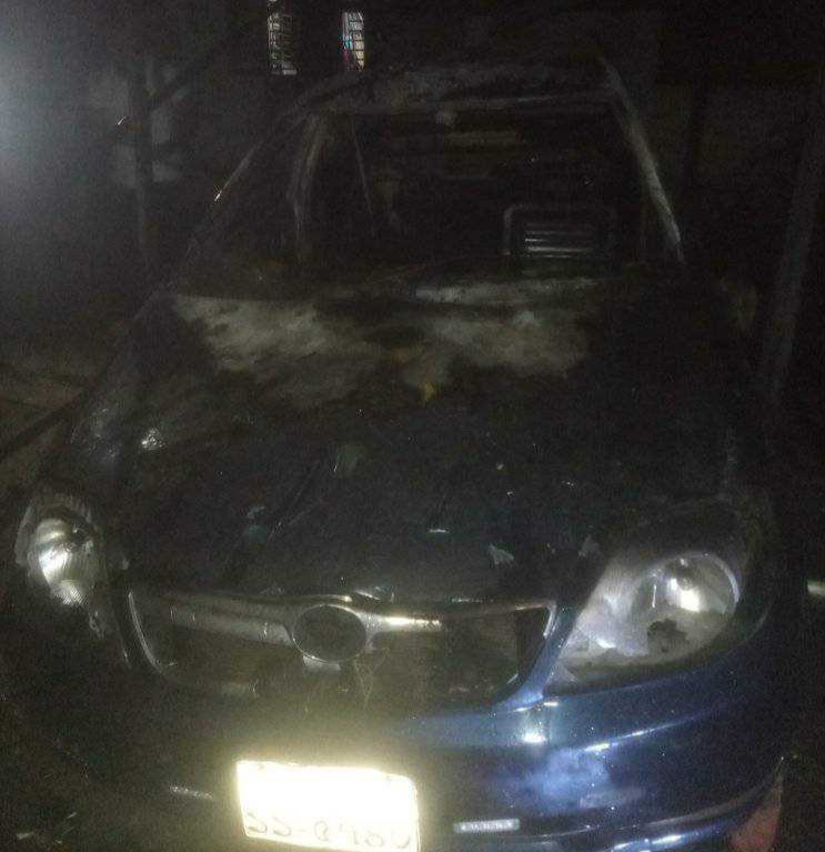 নড়াইলে প্রাইভেটকারে অগ্নিসংযোগ, বৃদ্ধ শিশু-নারীকে মারপিটসহ স্বর্ণালংকার লুটপাটের অভিযোগ