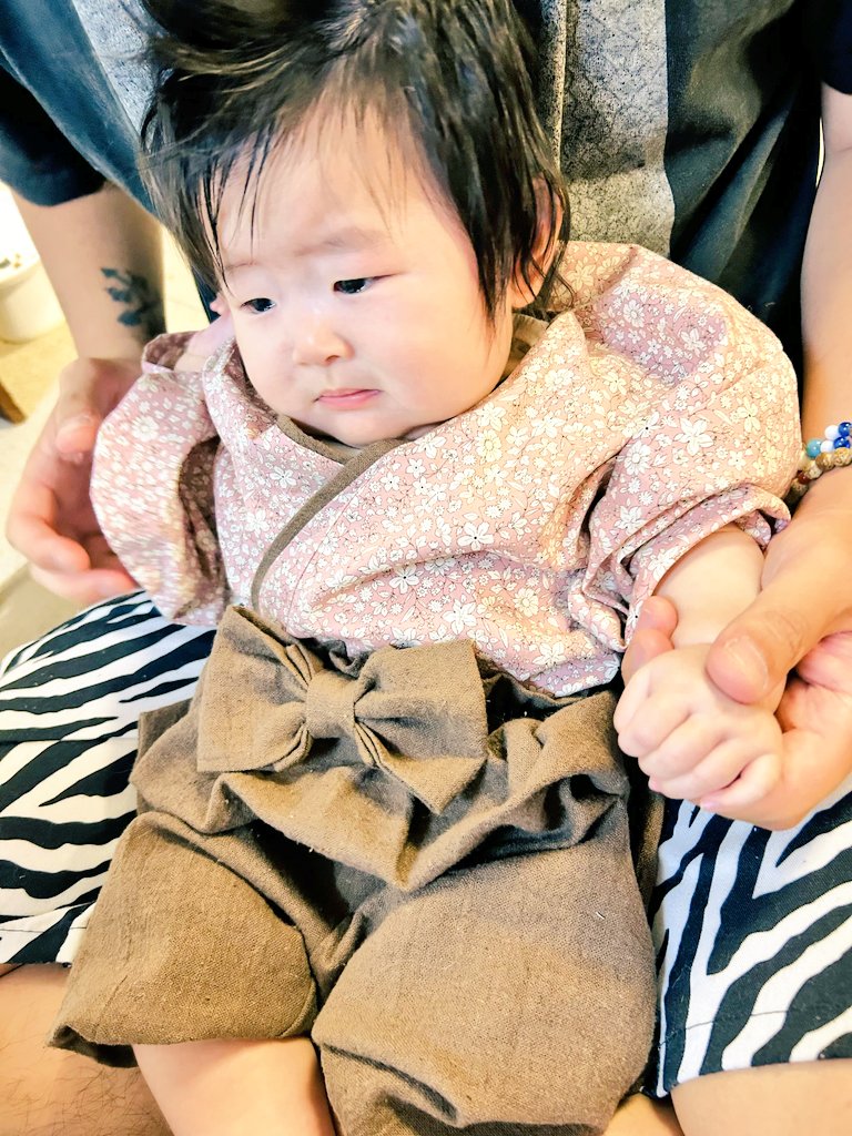 zukki181's tweet photo. 嫁が服を���り

俺が飯を作り

お喰い初めをしました🥢☺

㊗️生誕100日㊗️

ベビーカーも買ったし、これから色んなところ行こうなー！ https://t.co/rC8OuqrS4V