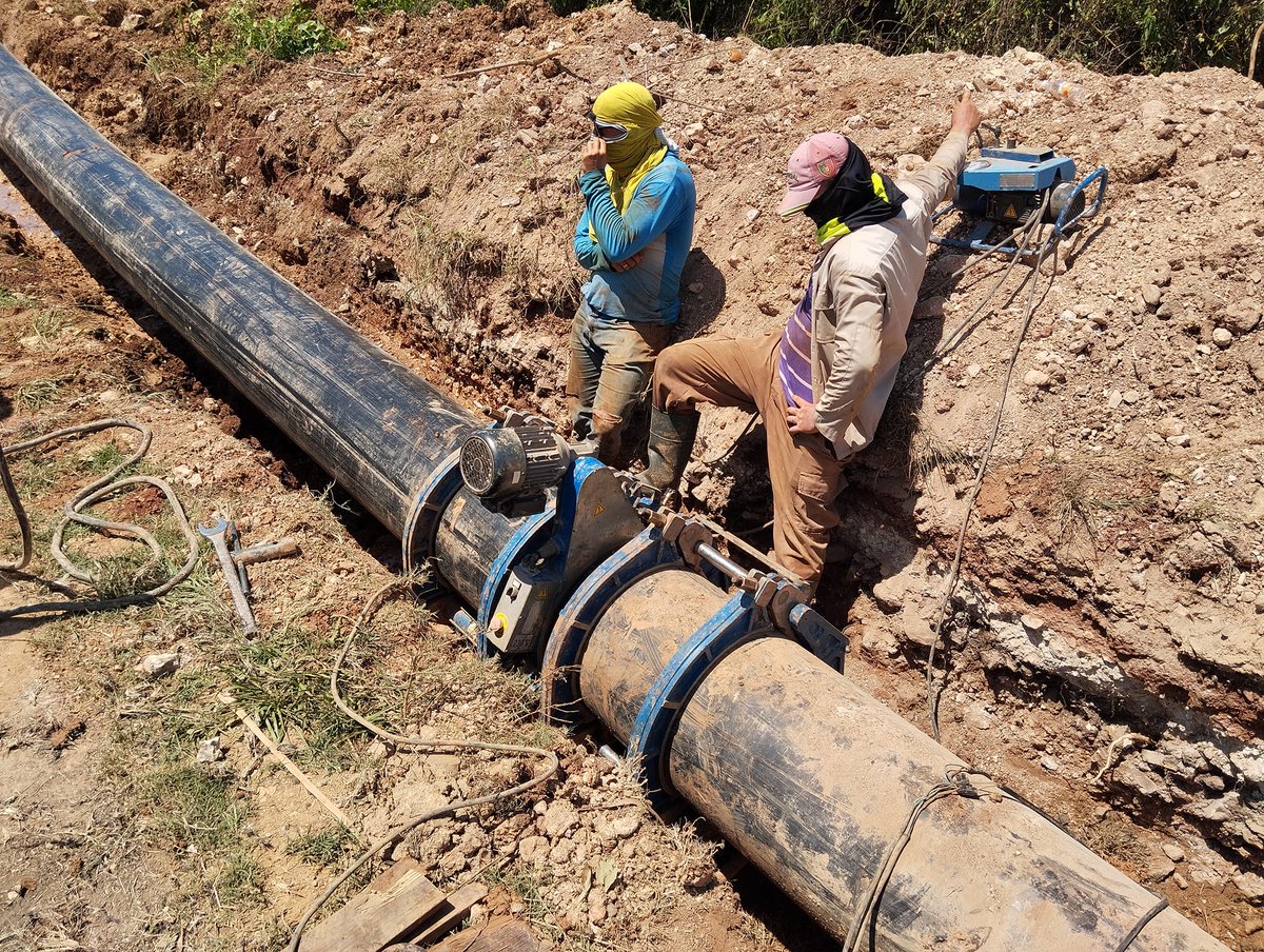 EAACSantaMaria's tweet photo. Sustitución de 40 metros de conductora de PEAD 500 mm PN 12,5 bar, en carretera a Yaguajay y a la subida del puente #1 del pedraplén a Cayo Santa María. #OSDEAyS #eaasm https://t.co/wBbPWX4vHk