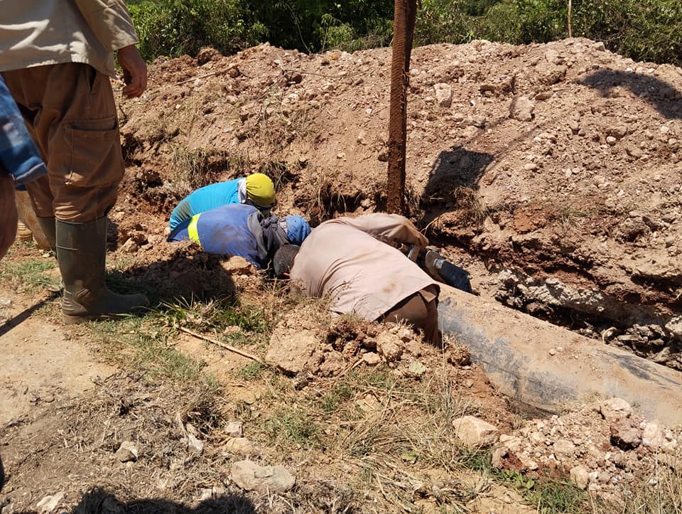 EAACSantaMaria's tweet photo. Sustitución de 40 metros de conductora de PEAD 500 mm PN 12,5 bar, en carretera a Yaguajay y a la subida del puente #1 del pedraplén a Cayo Santa María. #OSDEAyS #eaasm https://t.co/wBbPWX4vHk
