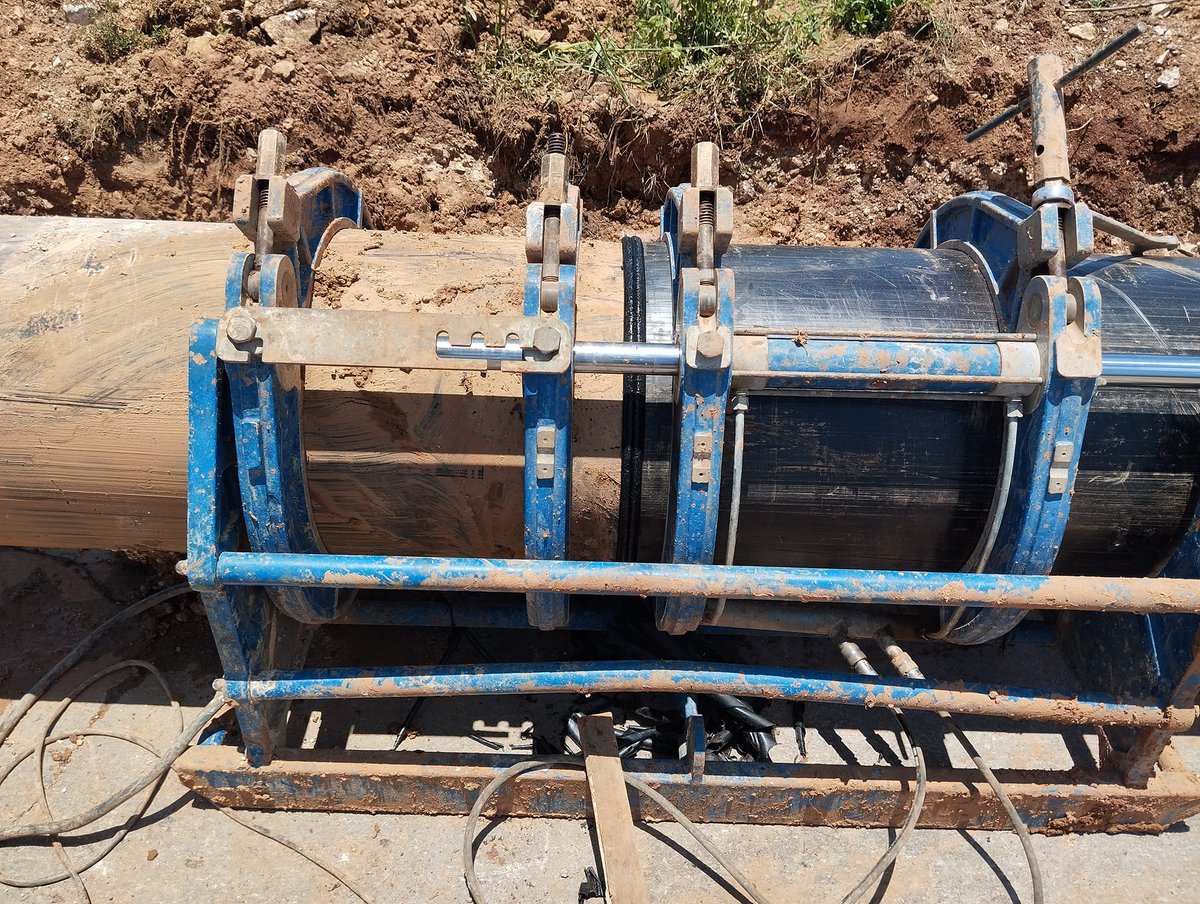 EAACSantaMaria's tweet photo. Sustitución de 40 metros de conductora de PEAD 500 mm PN 12,5 bar, en carretera a Yaguajay y a la subida del puente #1 del pedraplén a Cayo Santa María. #OSDEAyS #eaasm https://t.co/wBbPWX4vHk
