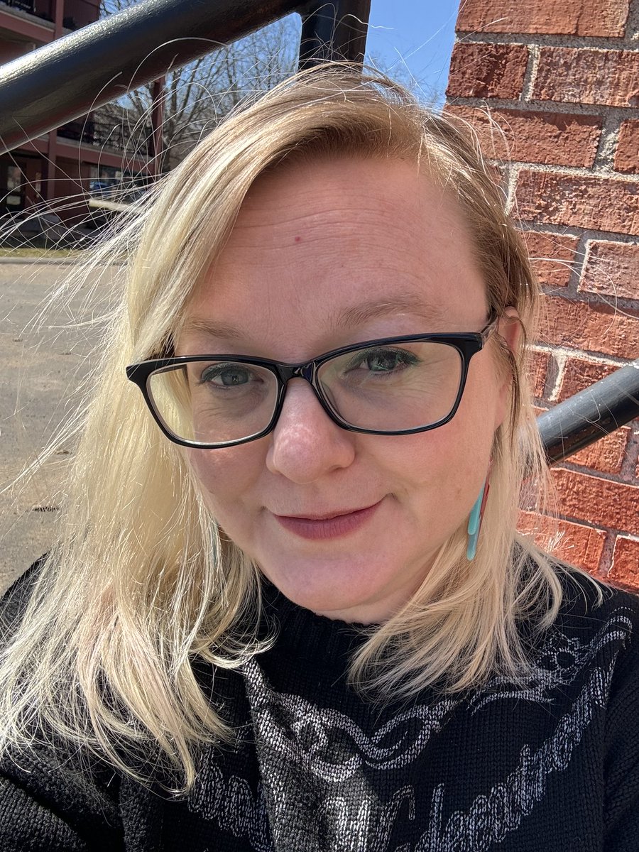 30 and up booktwt drop a pic with your age

40, will be 41 in July! Hench came out when I was 37, and the sequel us on the way