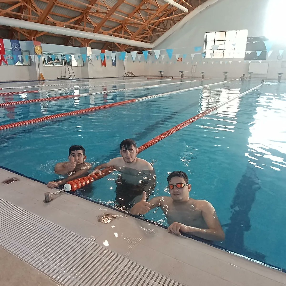 Kızılay Engelsiz Siirt olarak; Gençlik ve spor il müdürlüğümüz destekleriyle gönüllülerimize yönelik yüzme etkinliği gerçekleştirdik. 🏊
Desteklerinden ötürü Gençlik ve spor il müdürümüz Hayati KISACIK beye teşekkür ederiz. 🌸
<a href="/FatmaMericYlmaz/">Prof. Dr. Fatma Meriç Yılmaz</a> <a href="/YenerTANIK/">Y E NE R TA N I K</a>