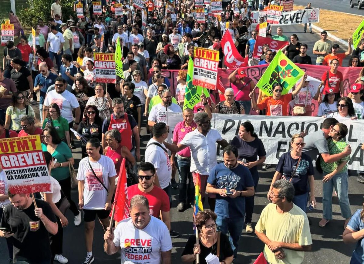 fonasefe's tweet photo. A greve da educação federal continua vigorosa em resposta à intransigência e às políticas de austeridade implementadas pelo governo. 

#LulaNegociaJá #GreveContinua https://t.co/VGaVJ4ssb5