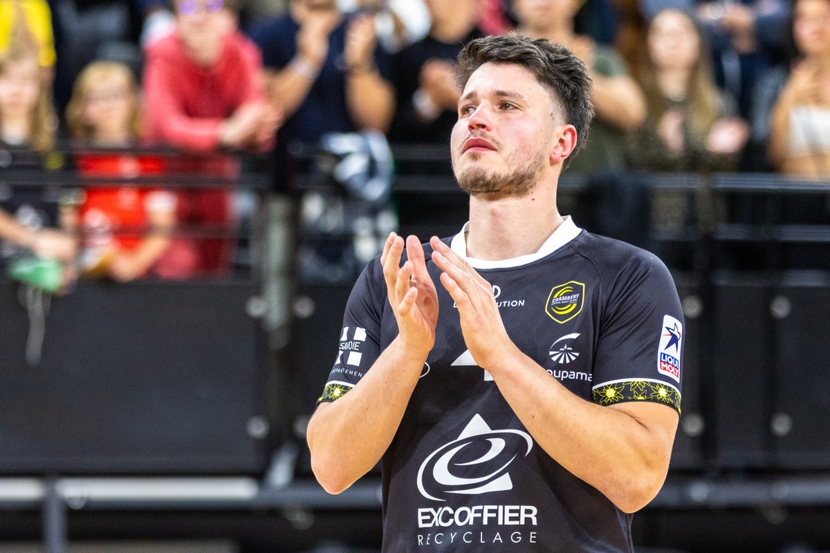 Après 13 saisons passées au club, Alexandre Tritta s'est vu remettre symboliquement son maillot par son capitaine, pour voir celui-ci s'envoler dans le ciel du Phare 👏
Il restera à jamais, le n°4 de la #TeamChambé 💛🖤

#NousSommesChambé 🟡⚫